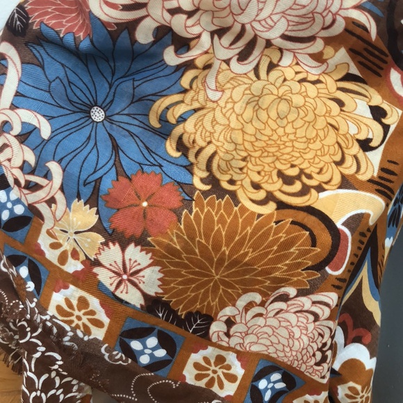 Attractive Chrysanthemums Print Large Shawl Wrap - Picture 6 of 14